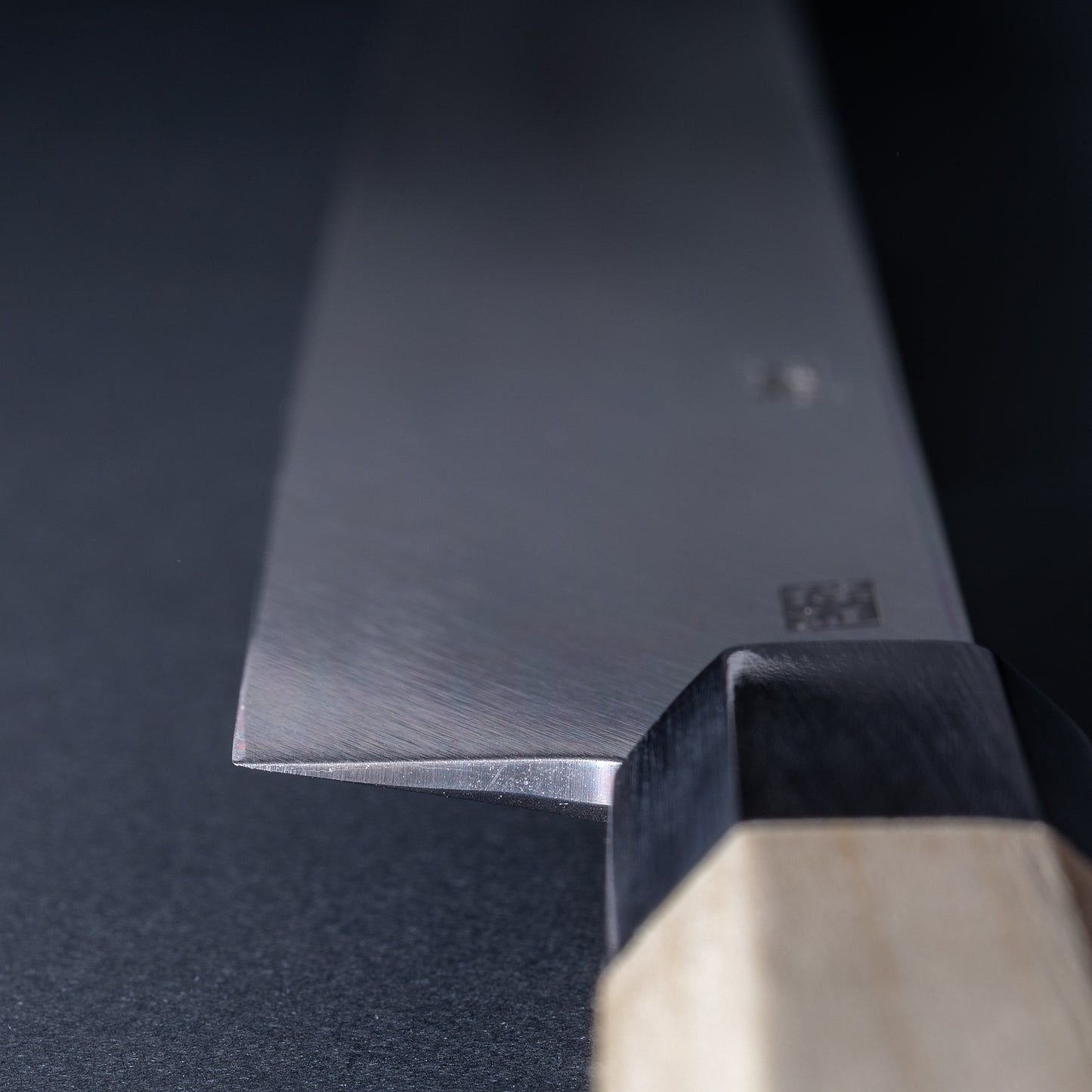 郷右馬允義弘　銀三鋼墨流し　先丸蛸引300㎜ 　朴八角柄